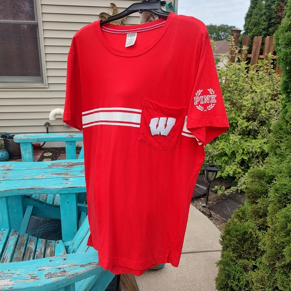 PINK Medium Wisconsin Badgers T-Shirt with Sequence "W"!